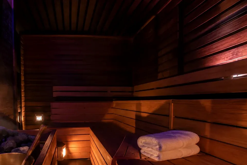 Elena Masaj Salonu, Güngören — sauna iç görünüm, ahşap ve ışık